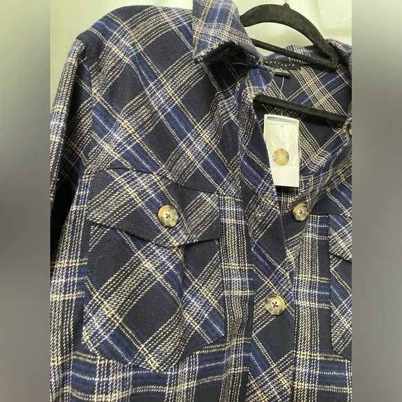 Flannel shacket size large - Picture 2 of 4